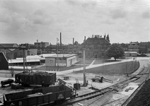 839185 Gezicht op het terrein van de hoofdwerkplaats Haarlem van de N.S., met op de achtergrond het Rode Gebouw ...